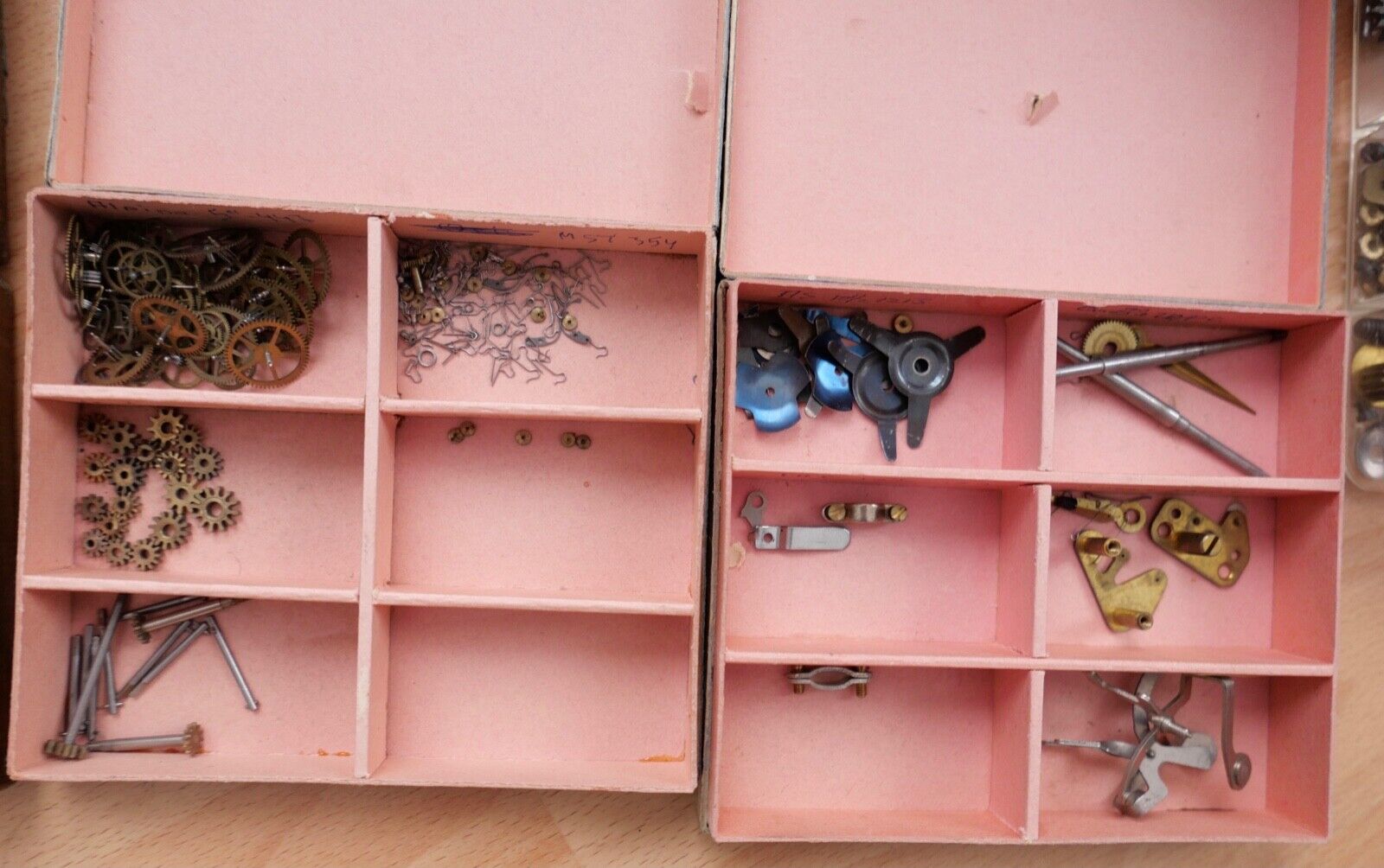 KOVOLUT Ersatzteile Uhrmacherauflösung antik alt Uhrwerk Triebfeder Anker Räder - Antikhandel-Stuttgart