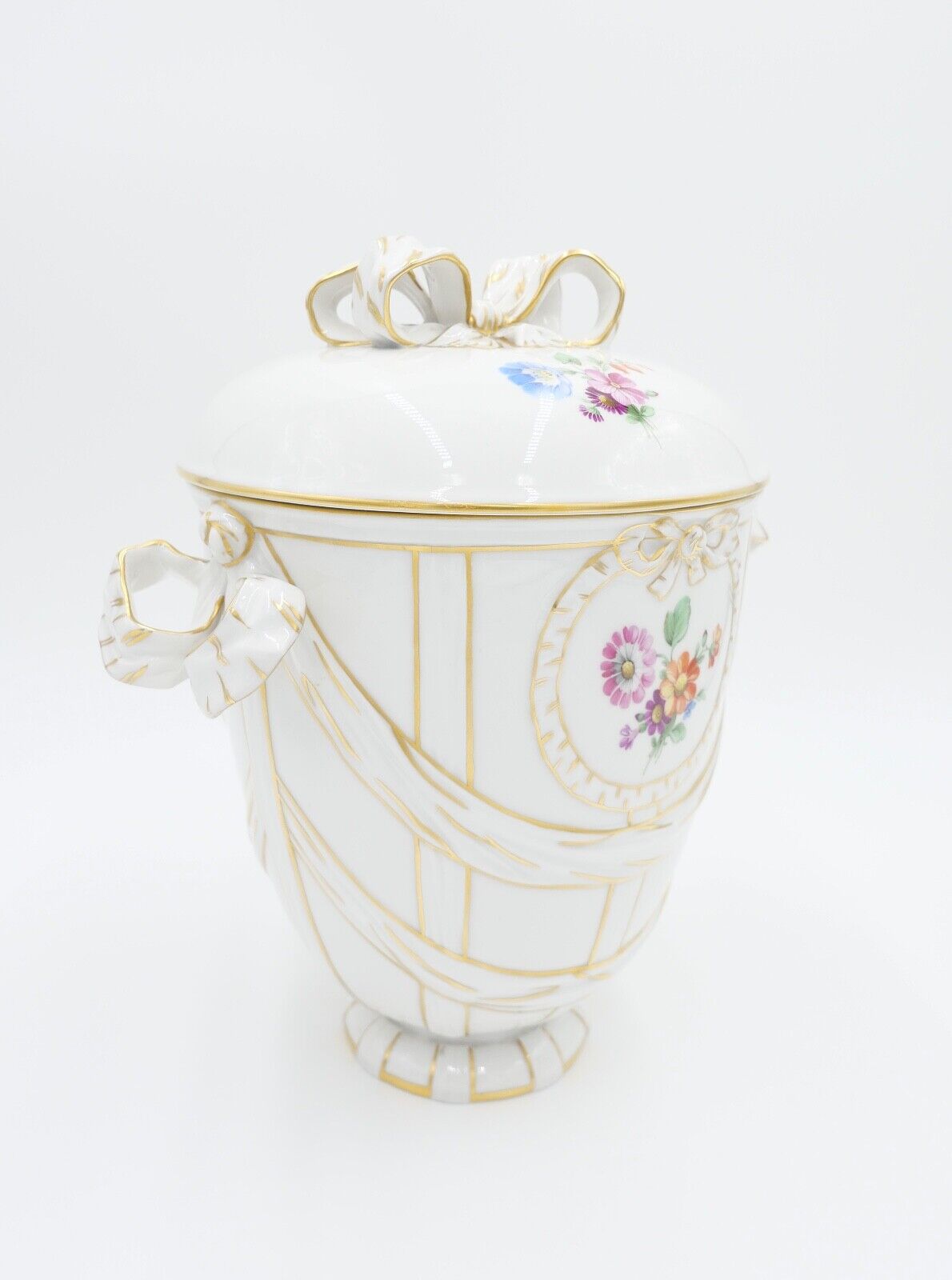 KPM Berlin Deckelvase Urnenvase 27 cm hochPorzellan weiß Gold Blumen - Antikhandel-Stuttgart