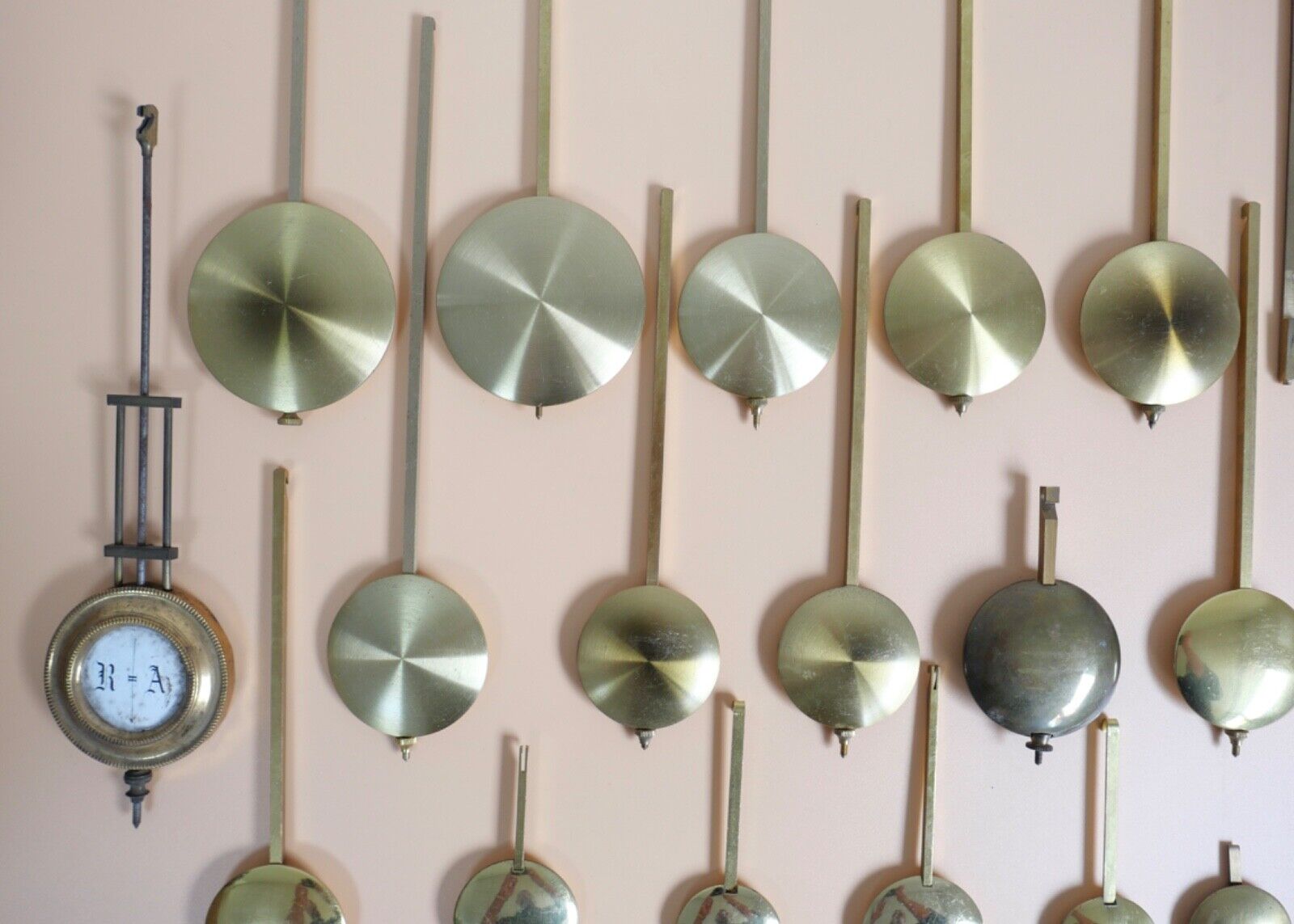 KONVOLUT Posten Ersatzteile alte & antike Pendel Pendellinsen Messing Wanduhr - Antikhandel-Stuttgart