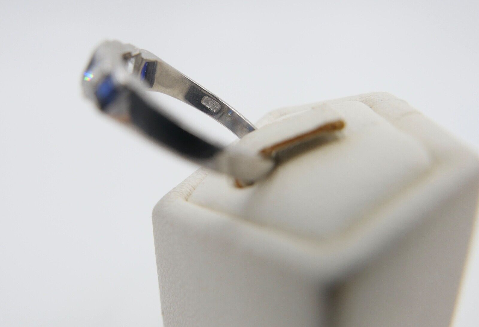 70er Jahre HALBMEMORY Ring 2,8 Gr Weißgold 750 / 18K Diamant & Saphir Gr. 52 - Antikhandel-Stuttgart