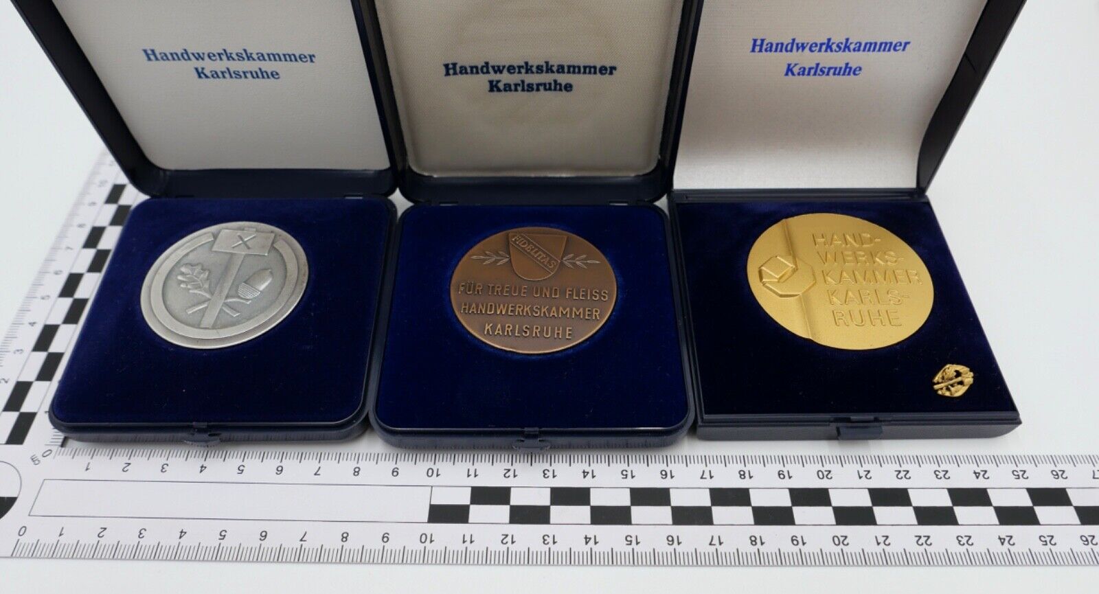 3x KARLSRUHE Handwerkskammer Medaille FÜR TREUE - FLEISS - BETRIEBSTREUE im Etui - Antikhandel-Stuttgart
