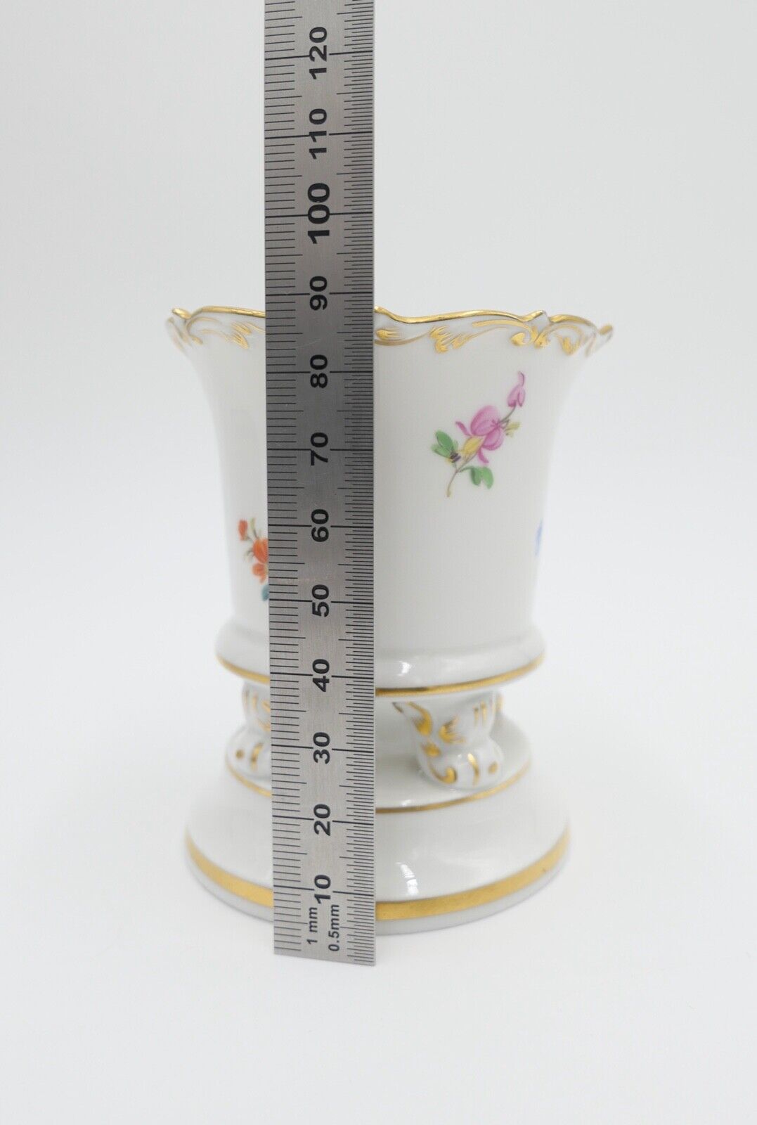 50er Meissen Nr. 37Y Streublümchen Porzellan Vase Füße 2. Wahl Goldrand Dekor - Antikhandel-Stuttgart