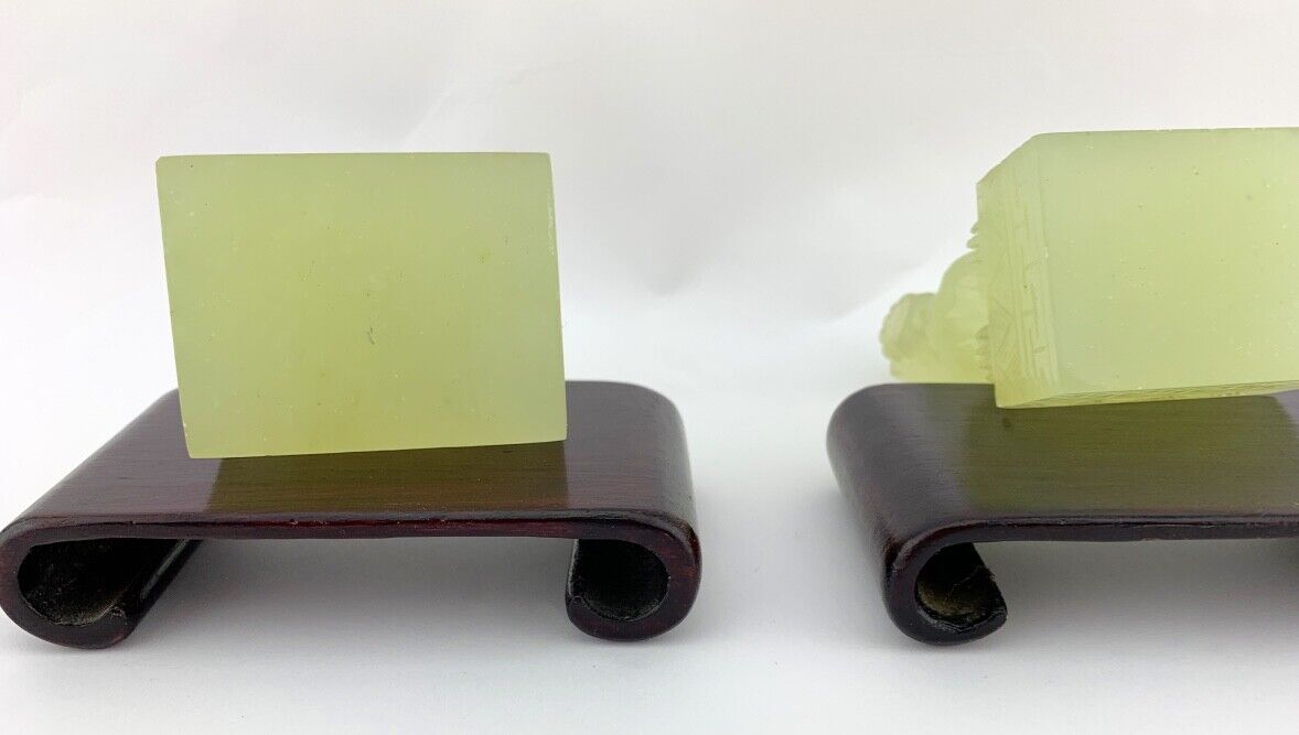 2 alte China vermutlich Glas Löwe Figur auf Holzsockel 8,5 cm ( in Jade Optik ) - Antikhandel-Stuttgart