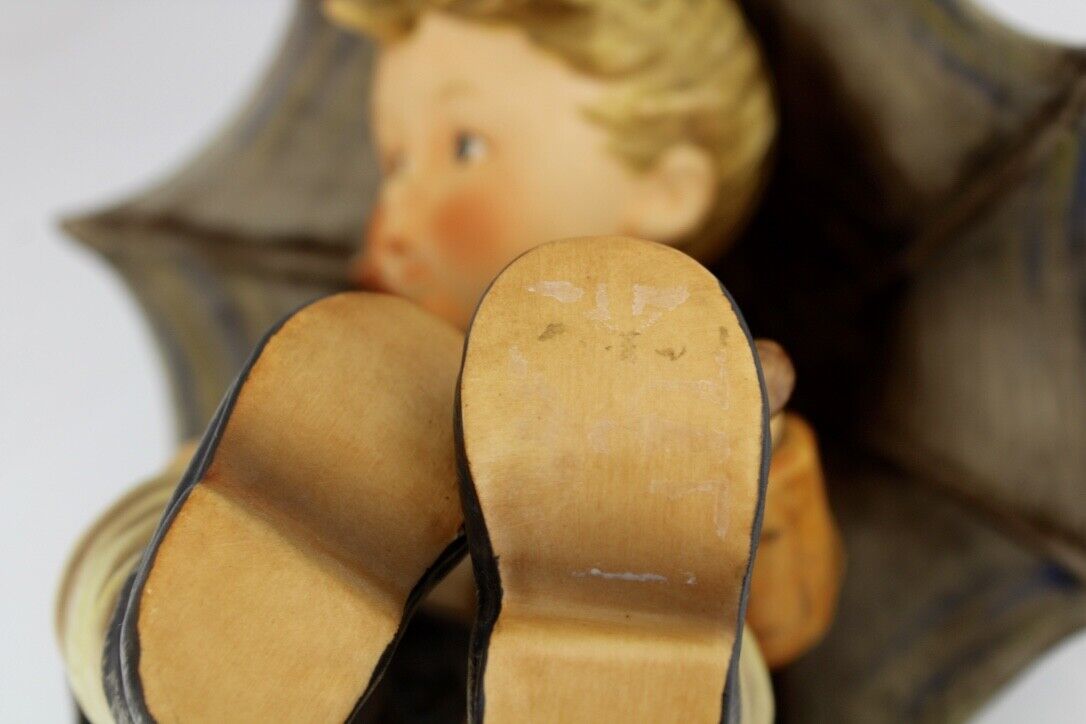Große Hummel Goebel Figur 20 cm 152/IIA Junge Regenschirm Umbrella Boy Geborgen - Antikhandel-Stuttgart