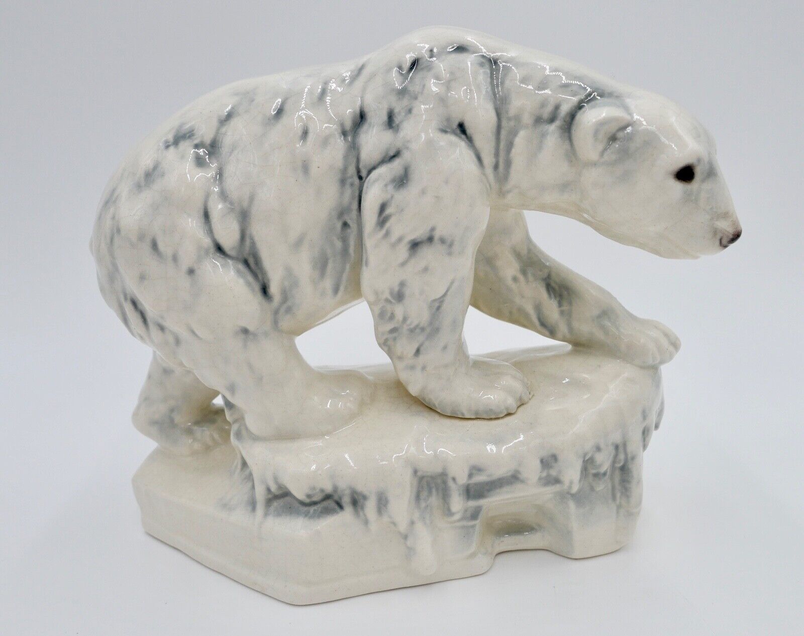 Großer alter Eisbär Polarbär auf Sockel Modell Nr. 36096 Krakelee Porzellan - Antikhandel-Stuttgart