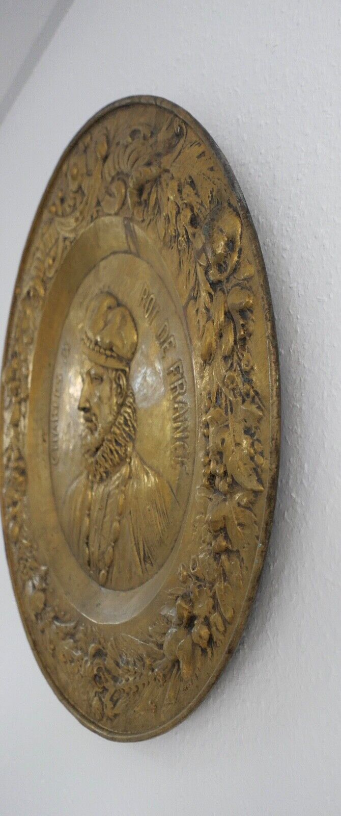 alte französische Repousse Messing Bronze Hängeplatte CHARLES IX Ø 69cm - Antikhandel-Stuttgart
