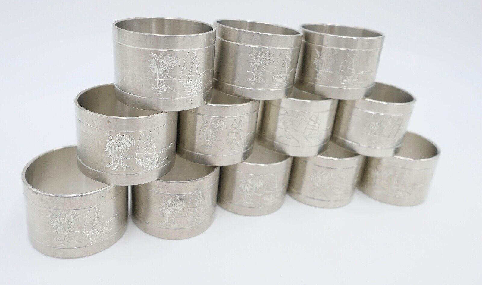 NEUwertig 12 Stück Royal SELANGOR PEWTER Zinn Tinn Serviettenringe Palmen Meer - Antikhandel-Stuttgart