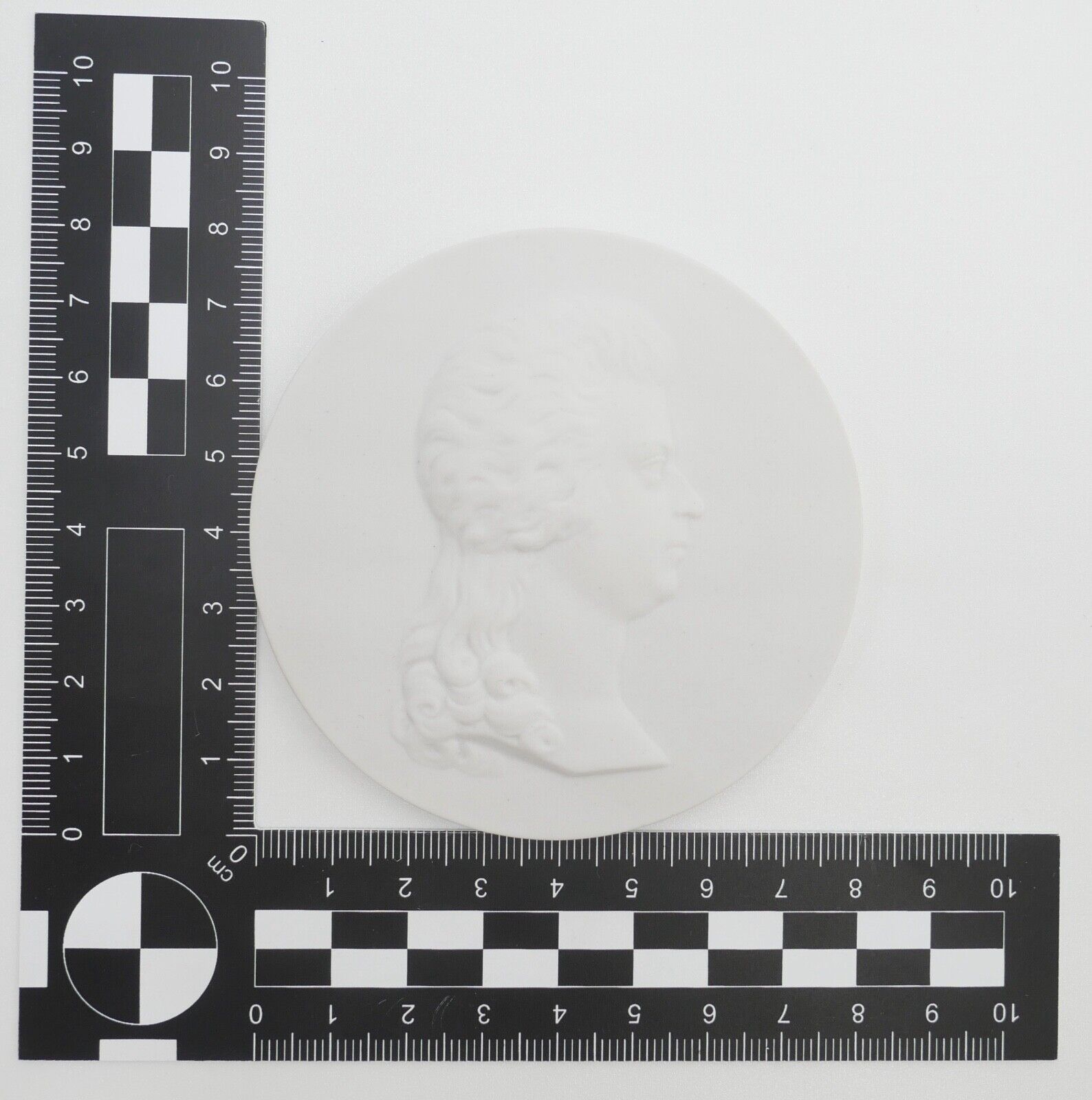 KPM Berlin Sammler Wand Plakette Porzellan Relief weiß 1. Wahl Ø 8 cm - Antikhandel-Stuttgart