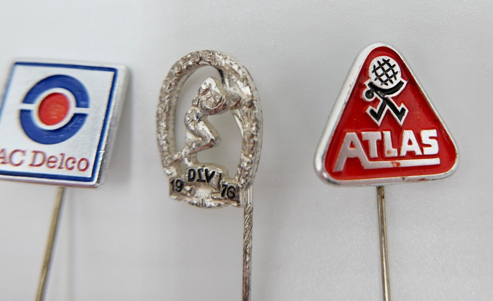 4 alte Pin Anstecknadel FORD AC DELCO ATLAS DLV 1976 - Antikhandel-Stuttgart