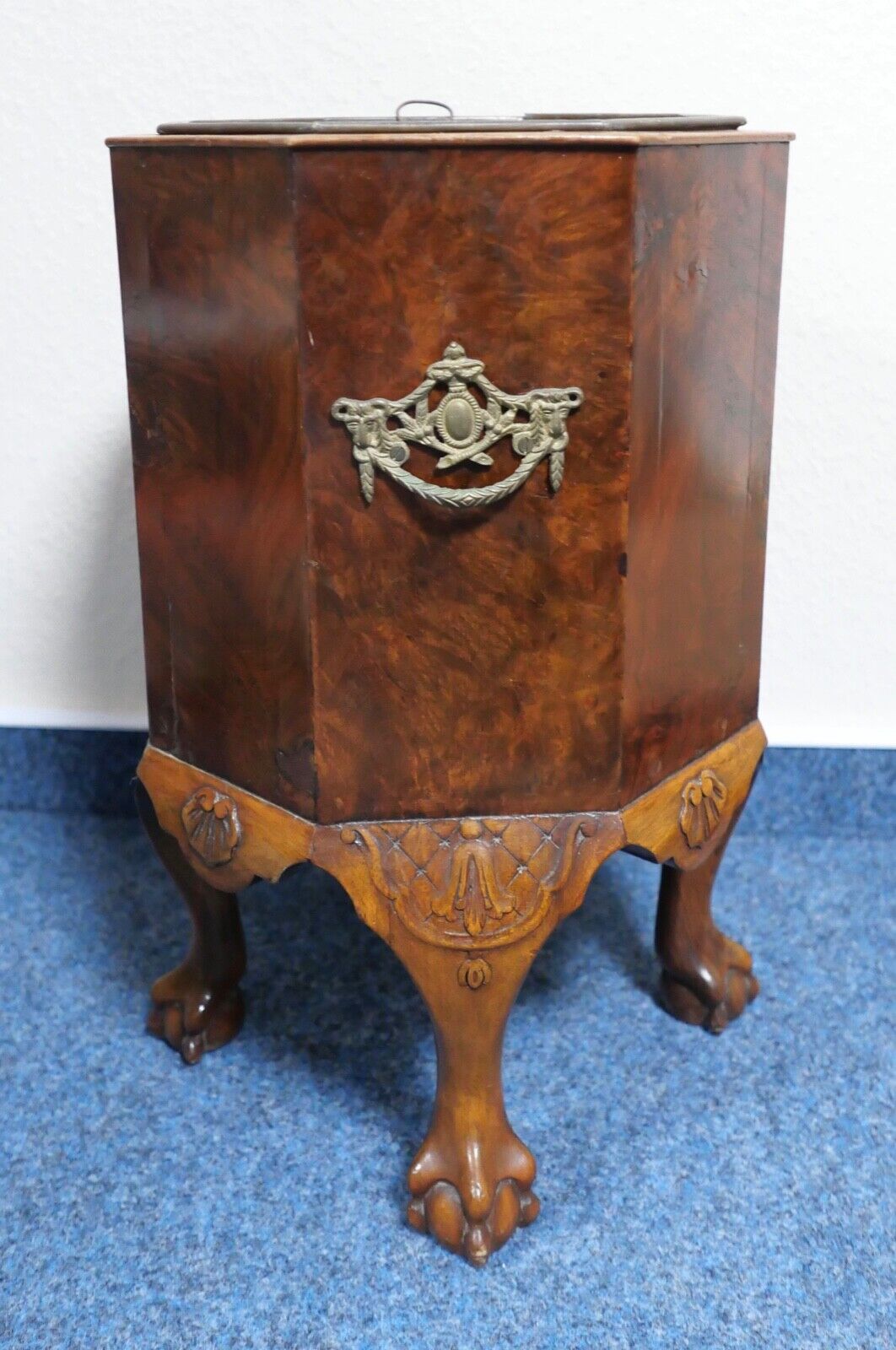 antik englischer Chippendale Jardinire Blumentopf Kupfer Tatzen Nussbaumholz - Antikhandel-Stuttgart