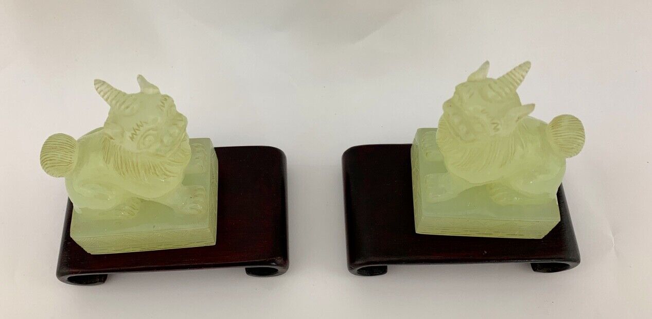 2 alte China vermutlich Glas Löwe Figur auf Holzsockel 8,5 cm ( in Jade Optik ) - Antikhandel-Stuttgart