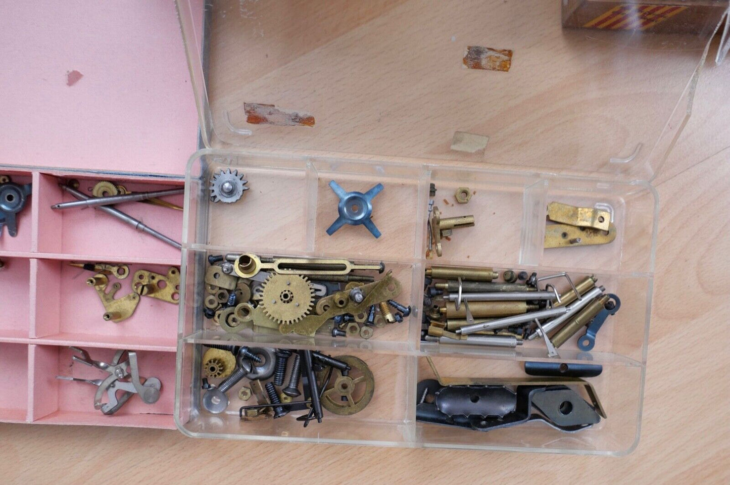 KOVOLUT Ersatzteile Uhrmacherauflösung antik alt Uhrwerk Triebfeder Anker Räder - Antikhandel-Stuttgart