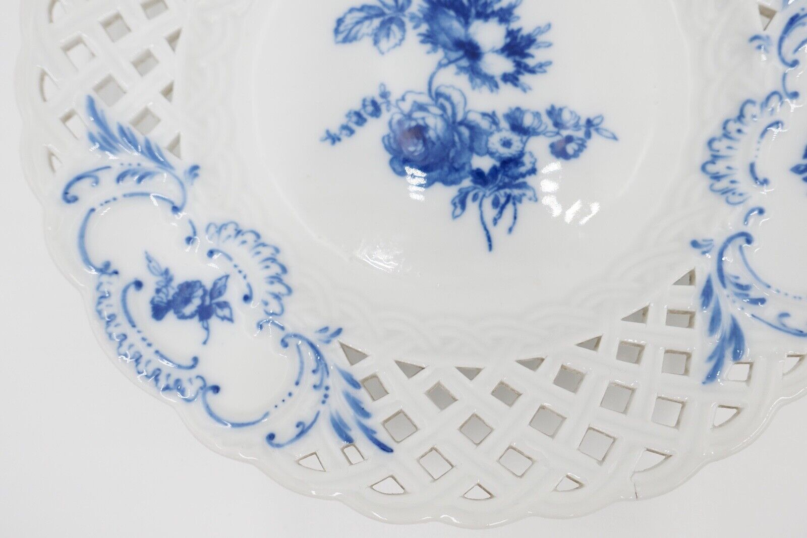 2x Meissen Durchbruchteller Wandteller Ø 20,5 cm blaue Blume Knaufzeit - Antikhandel-Stuttgart