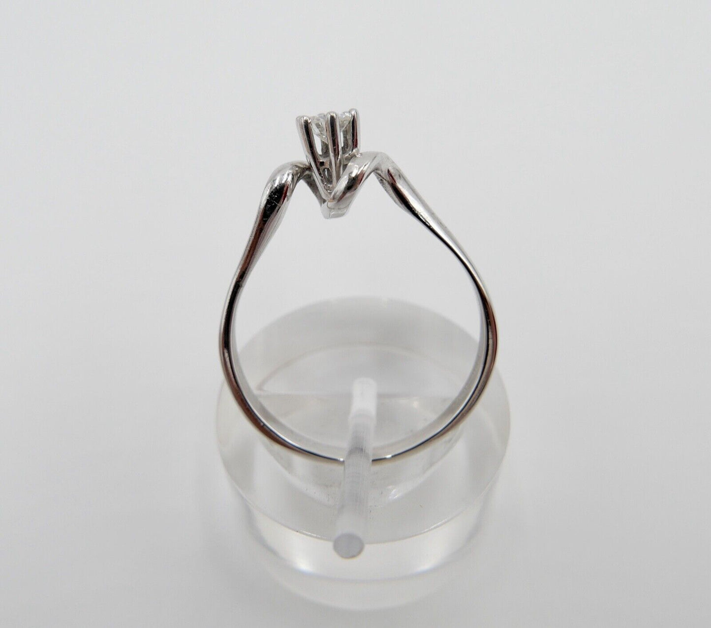 1980er geschwungener Solitär Ring Weißgold Gold 585 14K Brillant 0,20 Ct Gr. 60 - Antikhandel-Stuttgart