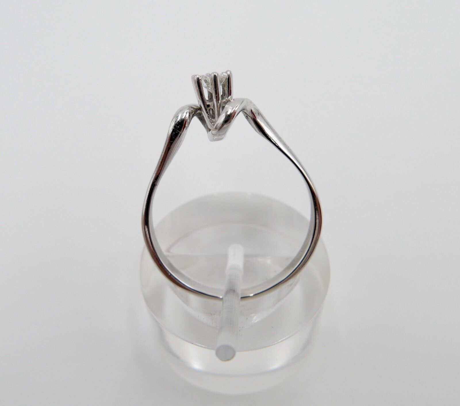 1980er geschwungener Solitär Ring Weißgold Gold 585 14K Brillant 0,20 Ct Gr. 60 - Antikhandel-Stuttgart