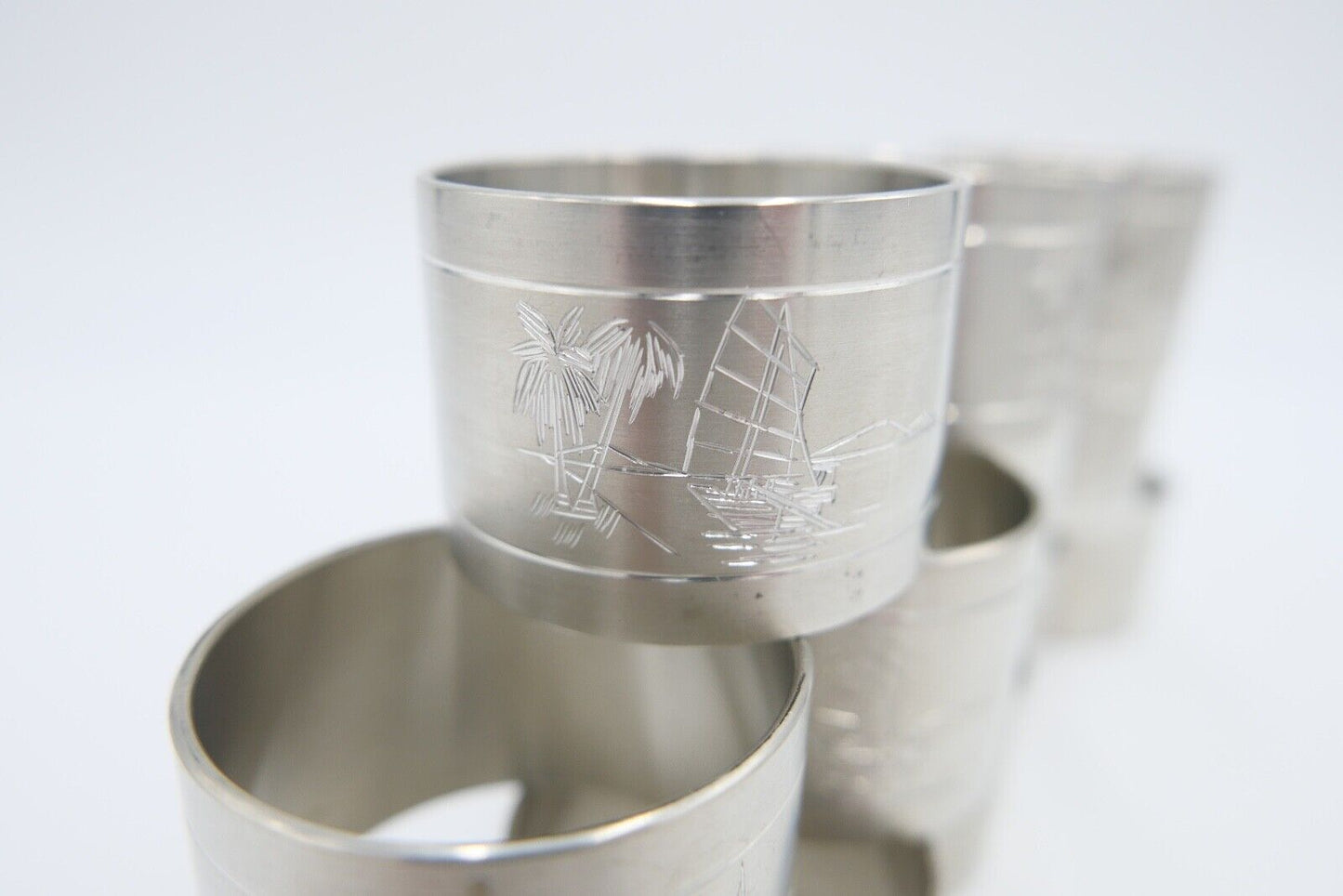 NEUwertig 12 Stück Royal SELANGOR PEWTER Zinn Tinn Serviettenringe Palmen Meer - Antikhandel-Stuttgart