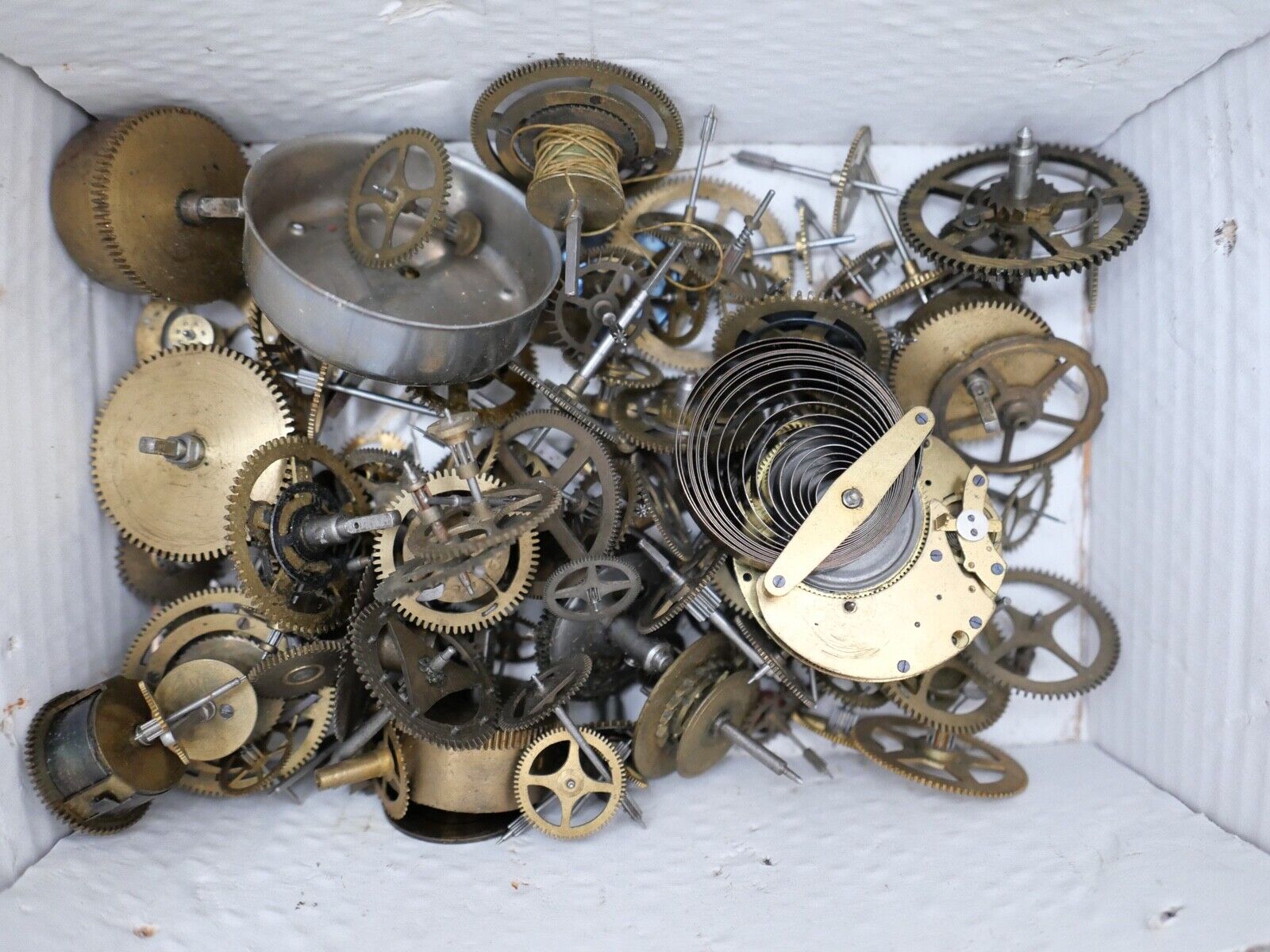 KOVOLUT Ersatzteile Uhrmacherauflösung antik alt Uhrwerk Triebfeder Anker Räder - Antikhandel-Stuttgart