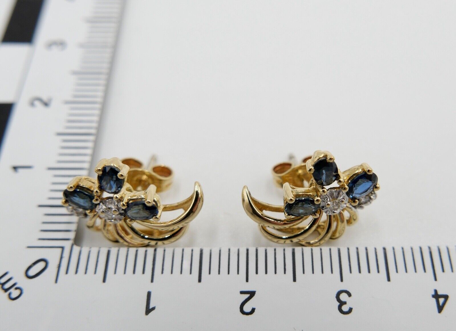 1970er Gelbgold 750 18K Brillant & Saphir 0,44 Ctw Ohrringe Ohrstecker Ø 15mm - Antikhandel-Stuttgart