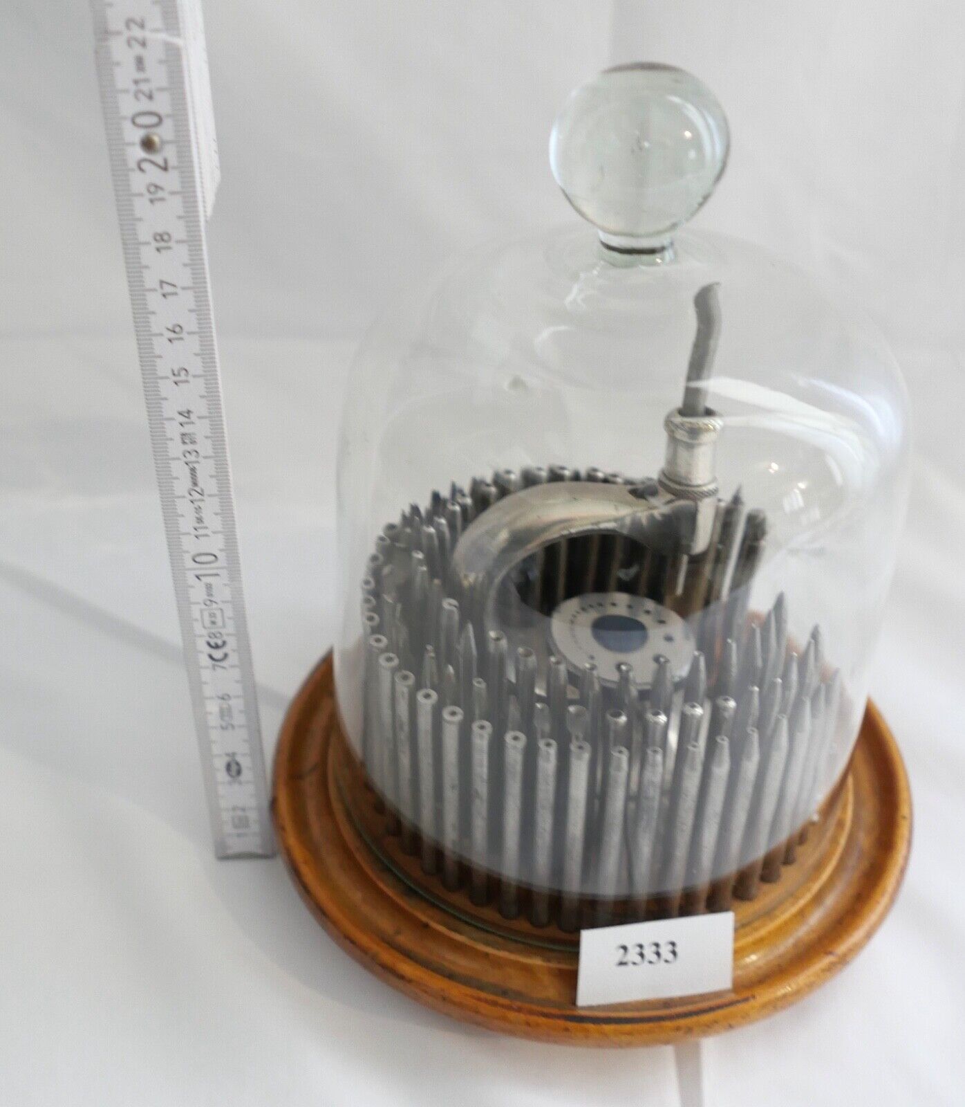 Altes Uhrmacherwerkzeug Triebnietmaschine hinter original Glaskuppel - Antikhandel-Stuttgart