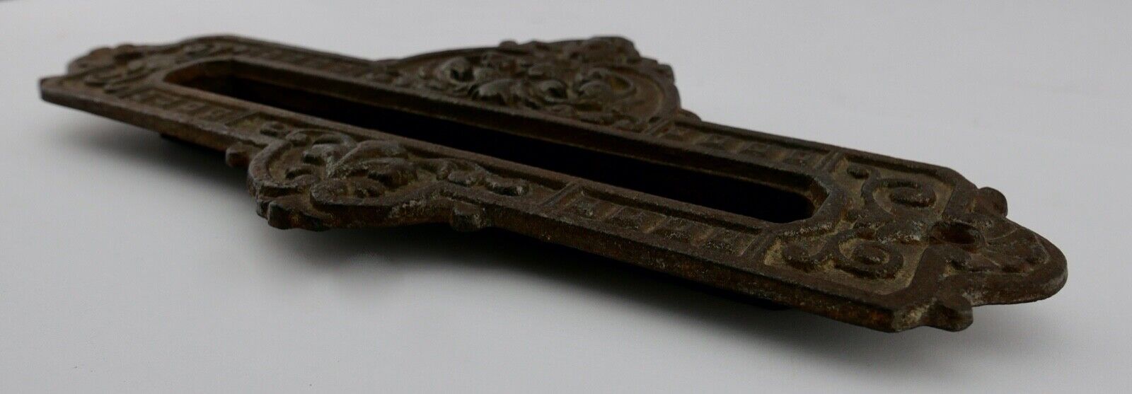 Antikes Barock Gusseisen Briefschlitz Briefklappe floral " Briefe " 24,5 cm - Antikhandel-Stuttgart