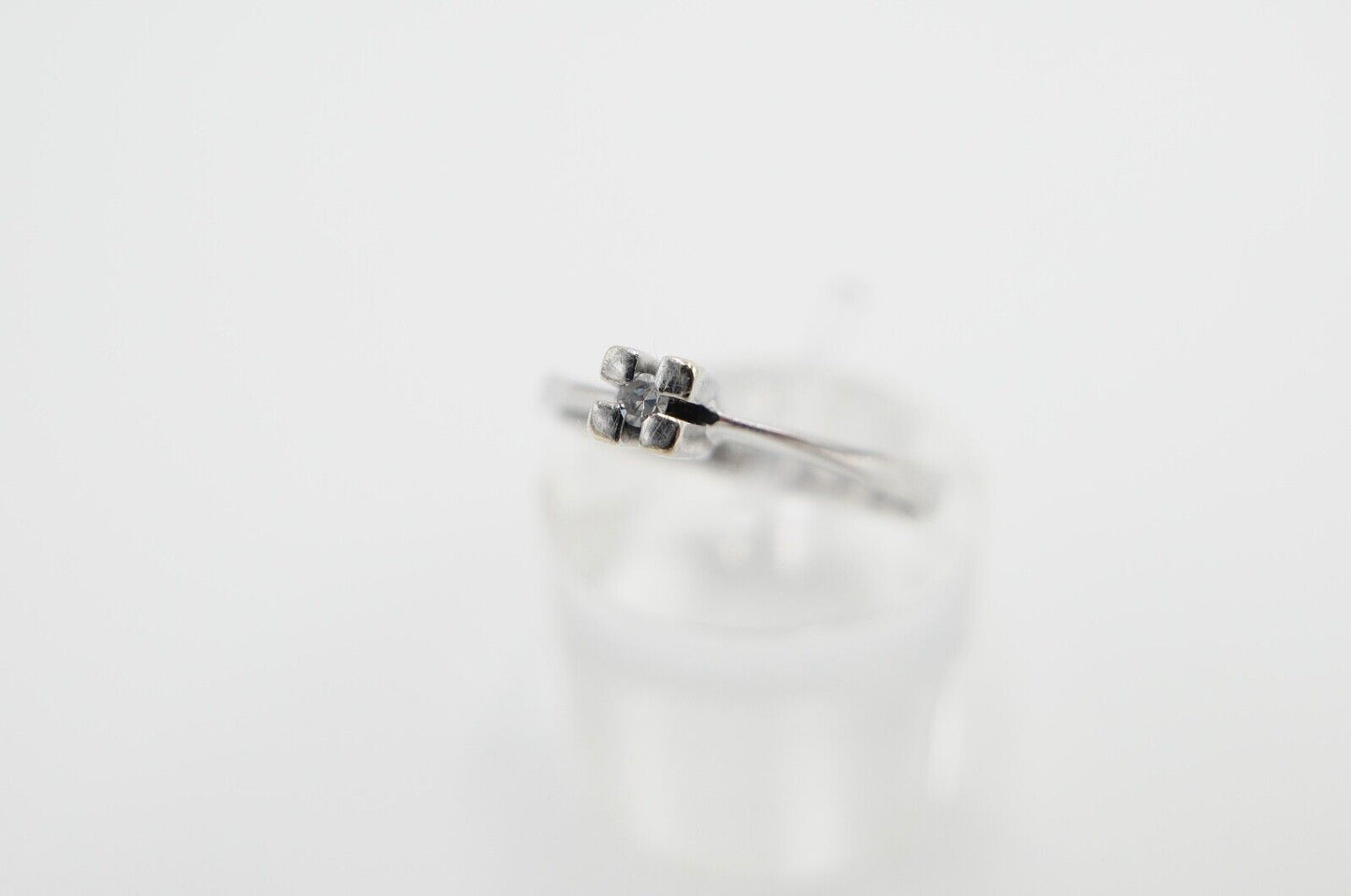 70er Jahre Solitär Ring Weißgold 333 / 8K Brillant 0,03 Ct F / VVS Gr. 57 - Antikhandel-Stuttgart