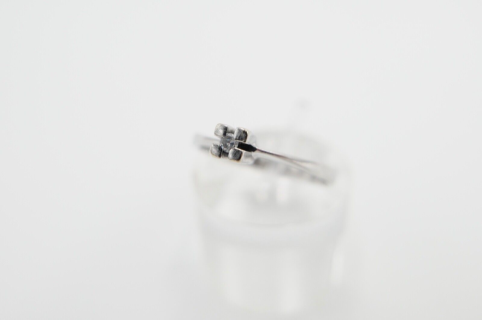 70er Jahre Solitär Ring Weißgold 333 / 8K Brillant 0,03 Ct F / VVS Gr. 57 - Antikhandel-Stuttgart