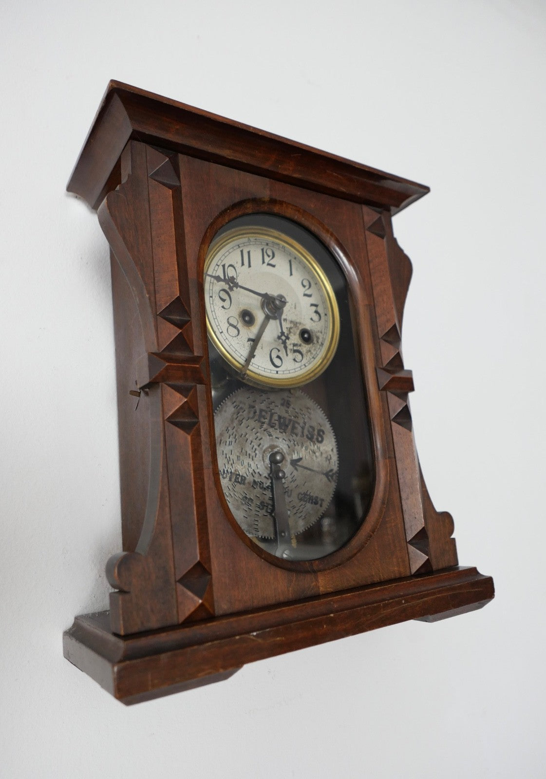 Kleine antike Wanduhr mit Spielwerk für Lochblech Platten um 1900