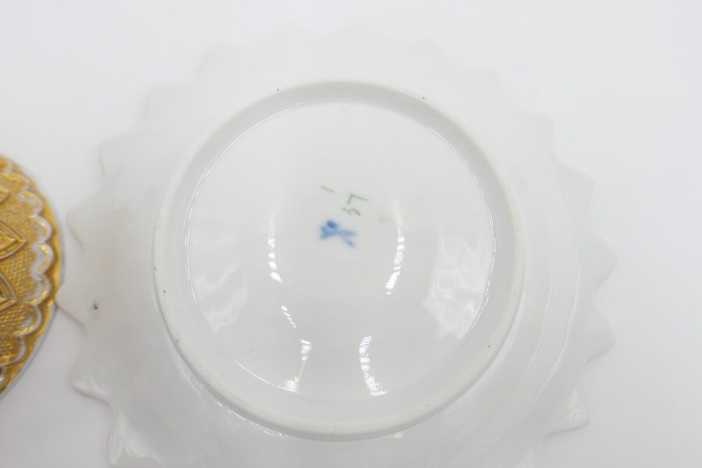 Meissen 1. Wahl um 1820 PRUNKTASSE Relief Tasse & Untertasse Gold Knaufzeit - Antikhandel-Stuttgart