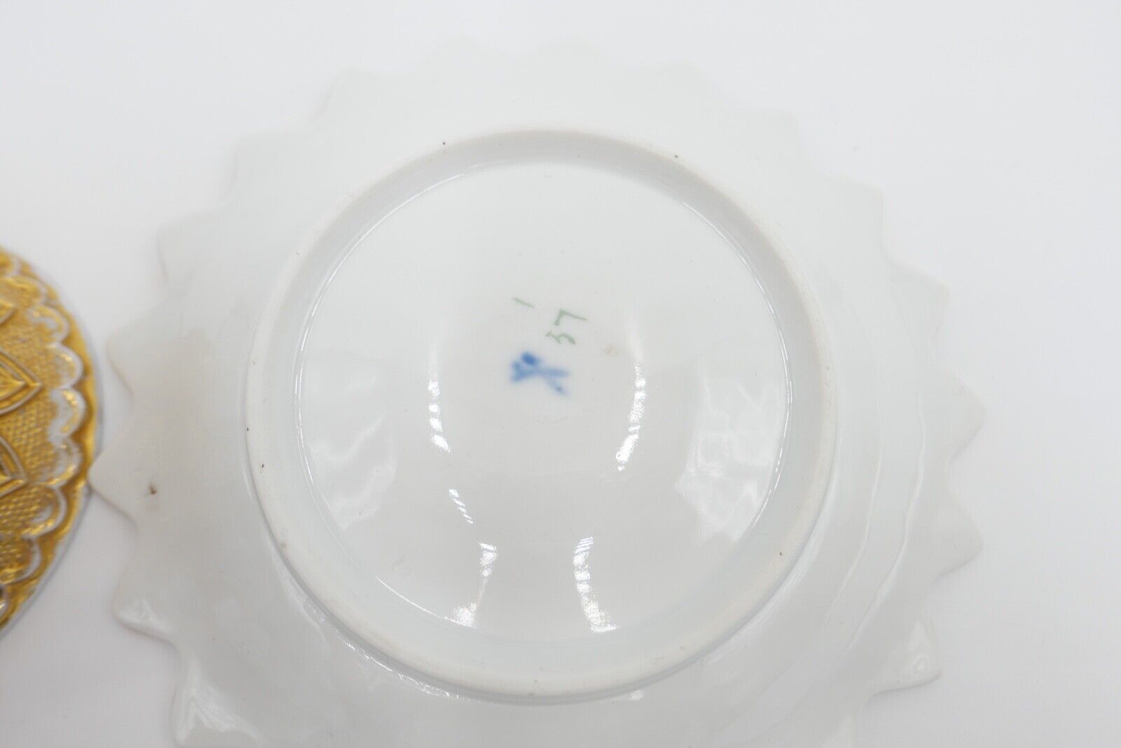 Meissen 1. Wahl um 1820 PRUNKTASSE Relief Tasse & Untertasse Gold Knaufzeit - Antikhandel-Stuttgart