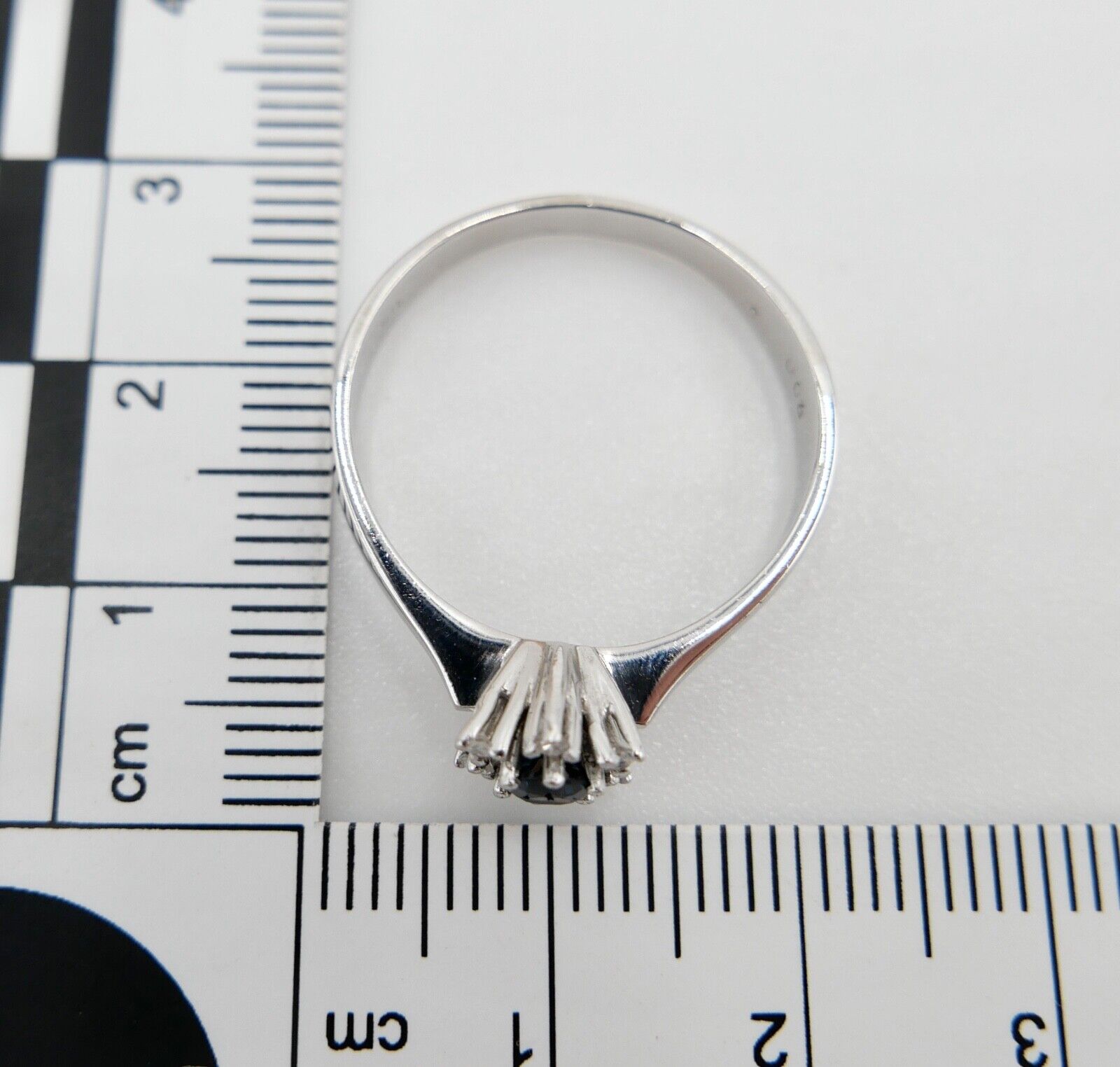 70er Jahre Ring Weißgold 585 / 14K Diamant & Saphir Gr. 61 - Antikhandel-Stuttgart