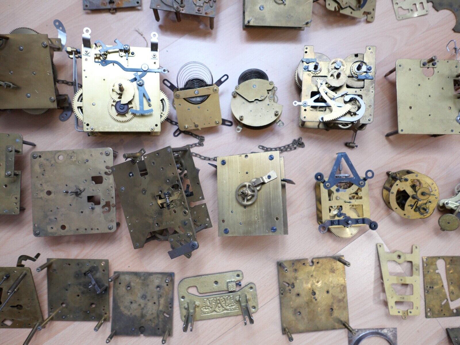 KOVOLUT Posten Ersatzteile Uhrwerke JUNGHANS LFS CW Standuhren Schilduhr Glocke - Antikhandel-Stuttgart