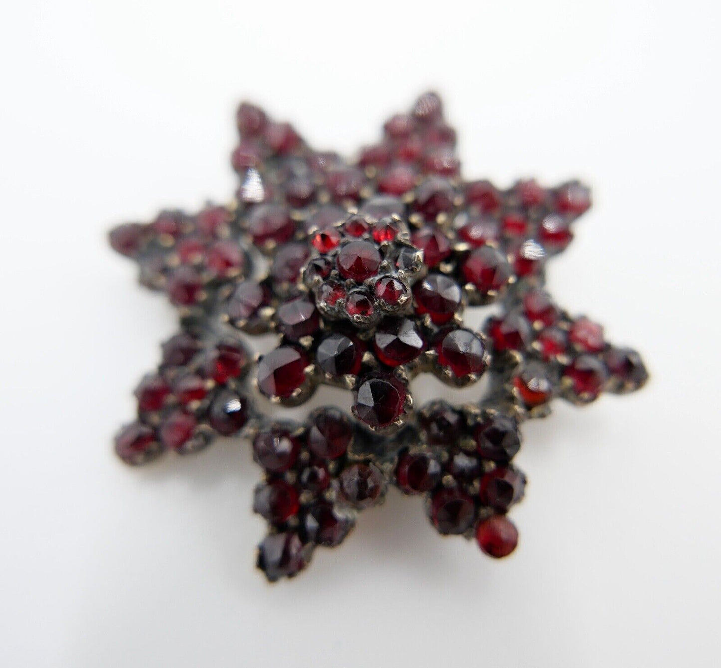 Antike Stern Granat Brosche um 1860 Tombak vergoldet Ø38mm Böhmischer Granat - Antikhandel-Stuttgart