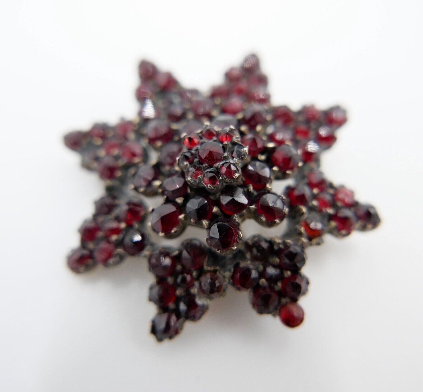 Antike Stern Granat Brosche um 1860 Tombak vergoldet Ø38mm Böhmischer Granat - Antikhandel-Stuttgart