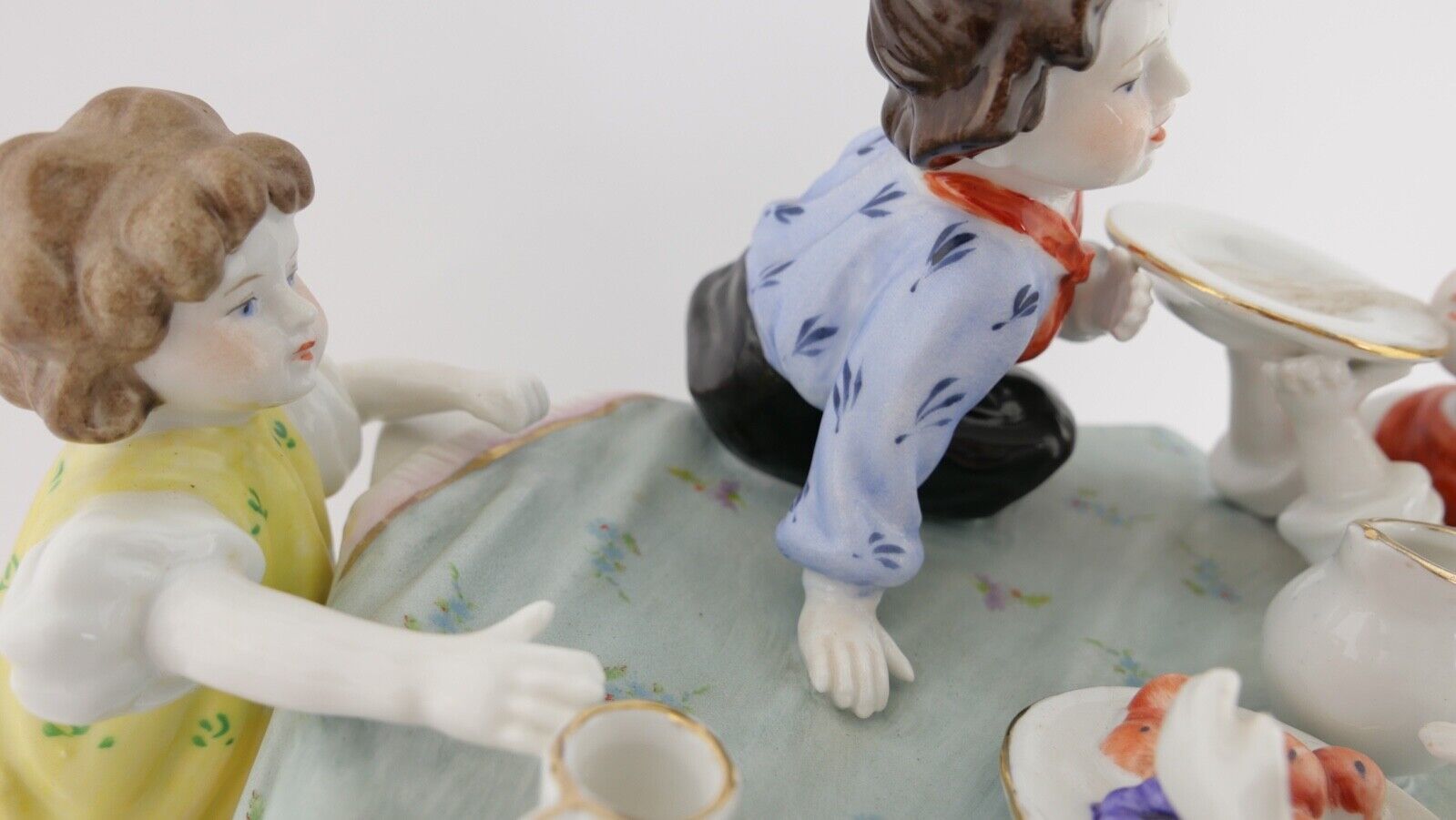 Große schwere Figurengruppe NEUNDORF Porzellan Germany " Kinder zu Tisch " - Antikhandel-Stuttgart