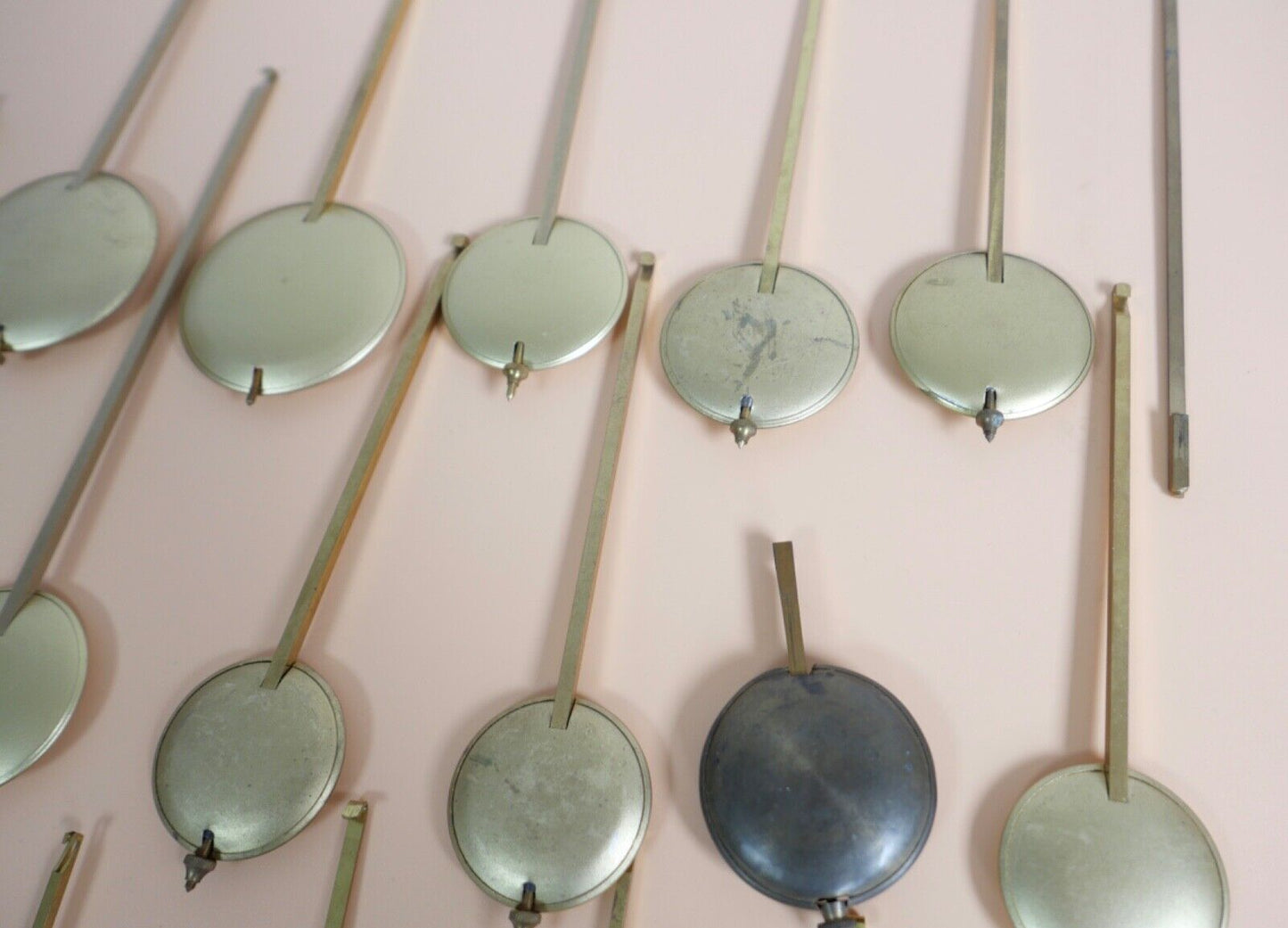 KONVOLUT Posten Ersatzteile alte & antike Pendel Pendellinsen Messing Wanduhr - Antikhandel-Stuttgart