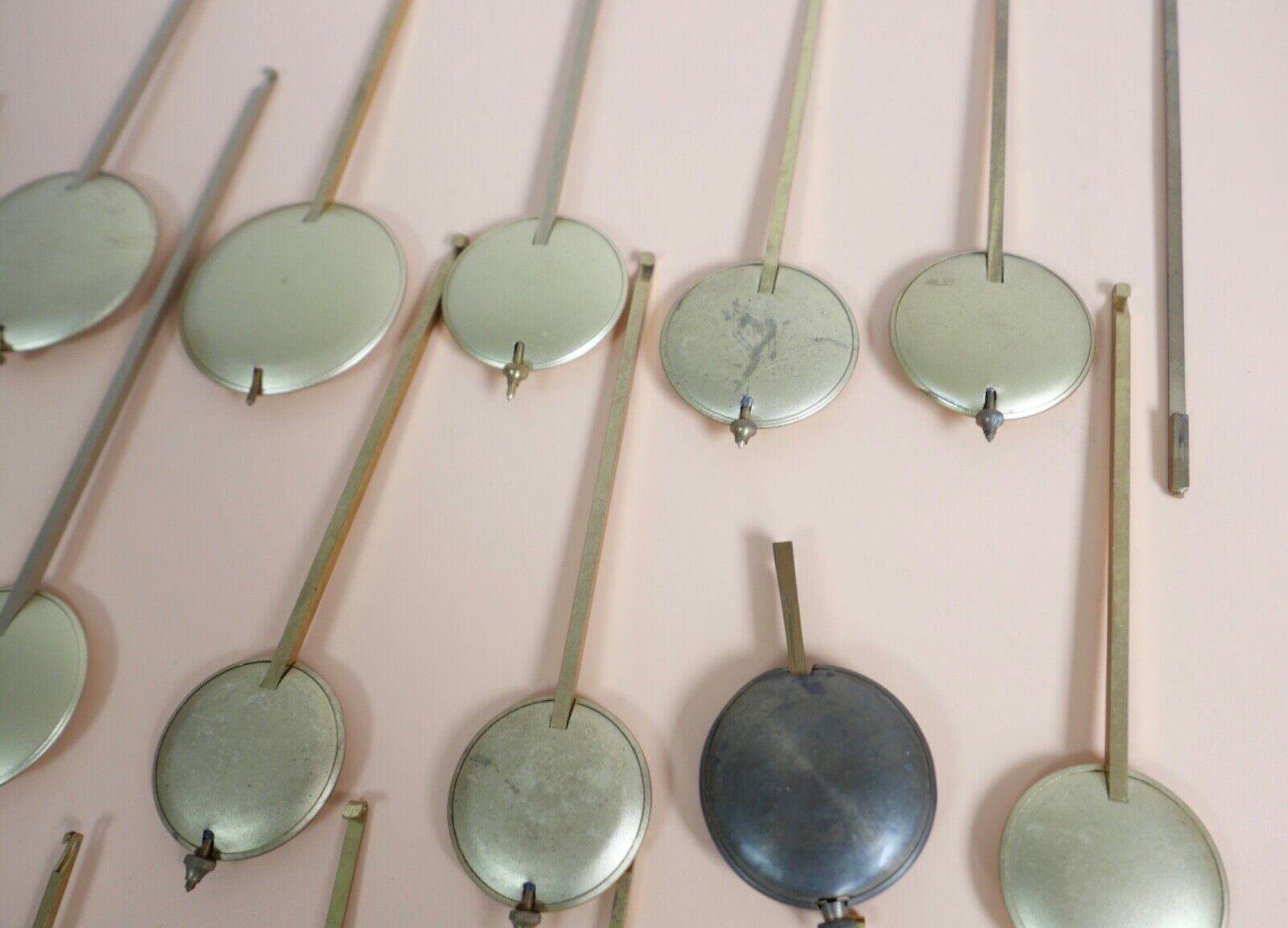 KONVOLUT Posten Ersatzteile alte & antike Pendel Pendellinsen Messing Wanduhr - Antikhandel-Stuttgart