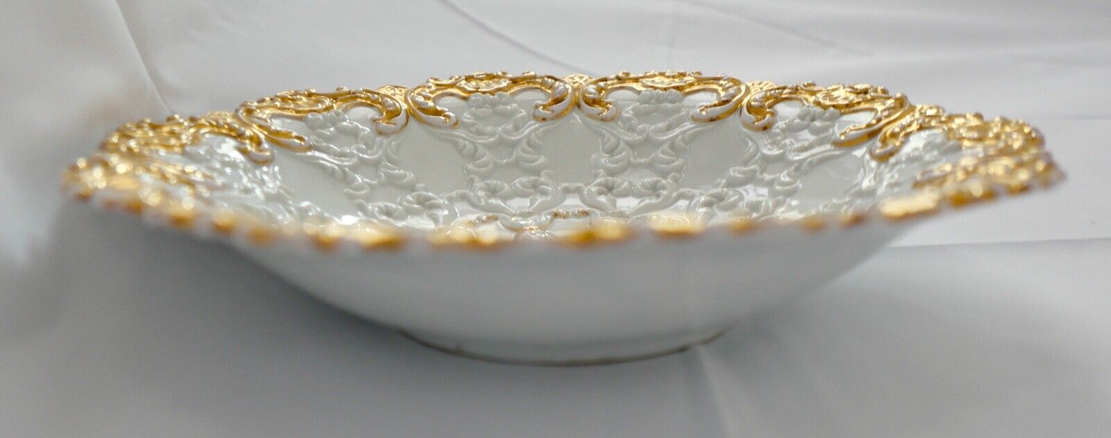 Antiker Meissen Prunk Teller Schale Weiß Goldrelief Staffage Ø 26 cm 19. Jh - Antikhandel-Stuttgart