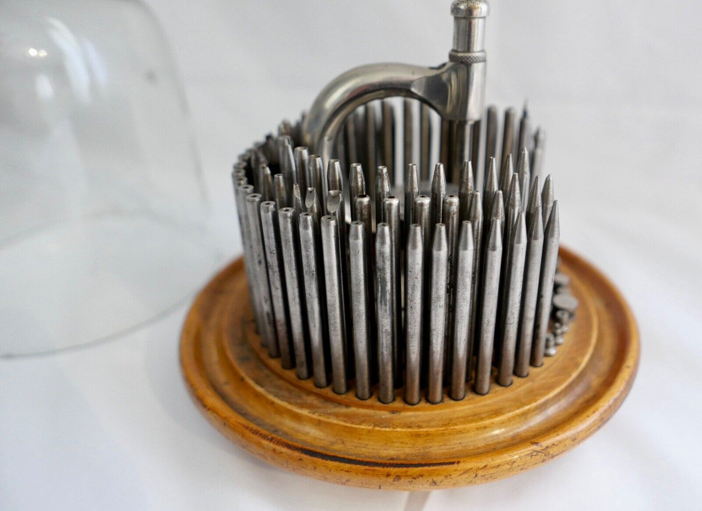 Altes Uhrmacherwerkzeug Triebnietmaschine hinter original Glaskuppel - Antikhandel-Stuttgart