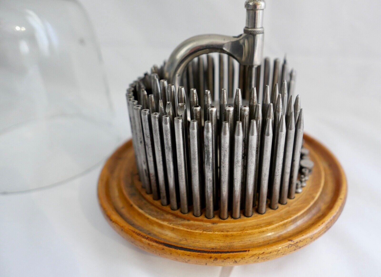 Altes Uhrmacherwerkzeug Triebnietmaschine hinter original Glaskuppel - Antikhandel-Stuttgart