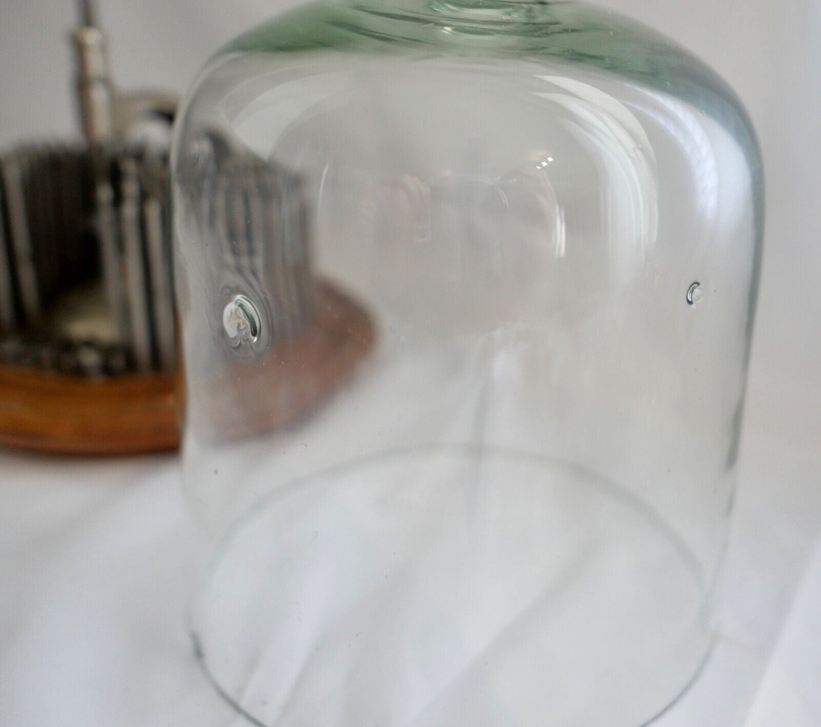 Altes Uhrmacherwerkzeug Triebnietmaschine hinter original Glaskuppel - Antikhandel-Stuttgart