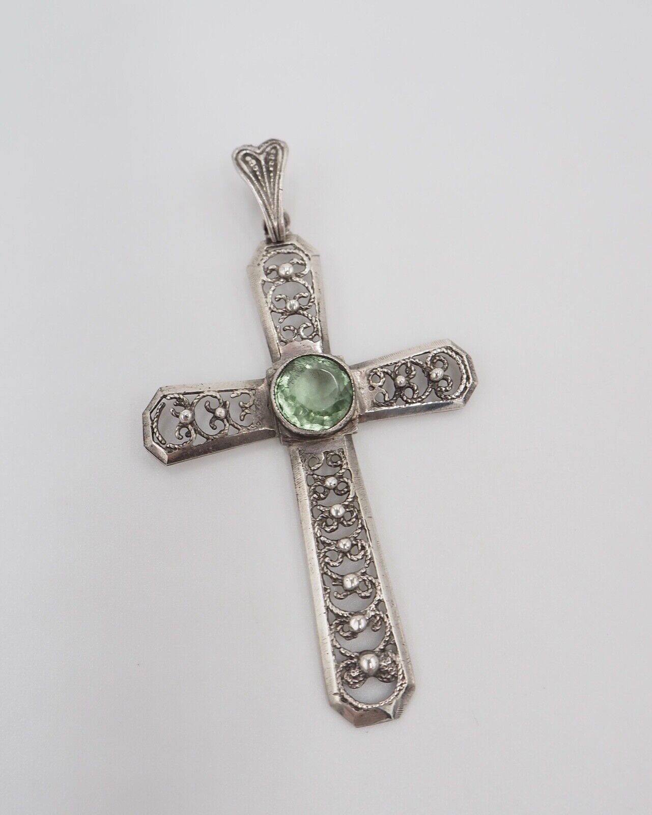 vintage alter filigraner Kreuz Anhänger mit grünem Glasstein 835 Silber 62,0 mm - Antikhandel-Stuttgart