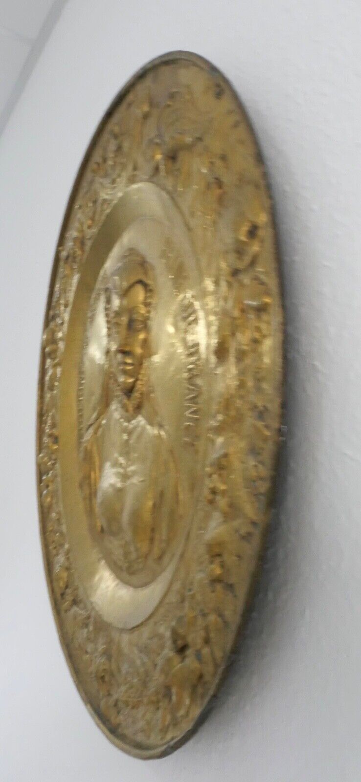 alte französische Repousse Messing Bronze Hängeplatte CATHERINE DE MEDICIS Ø69cm - Antikhandel-Stuttgart