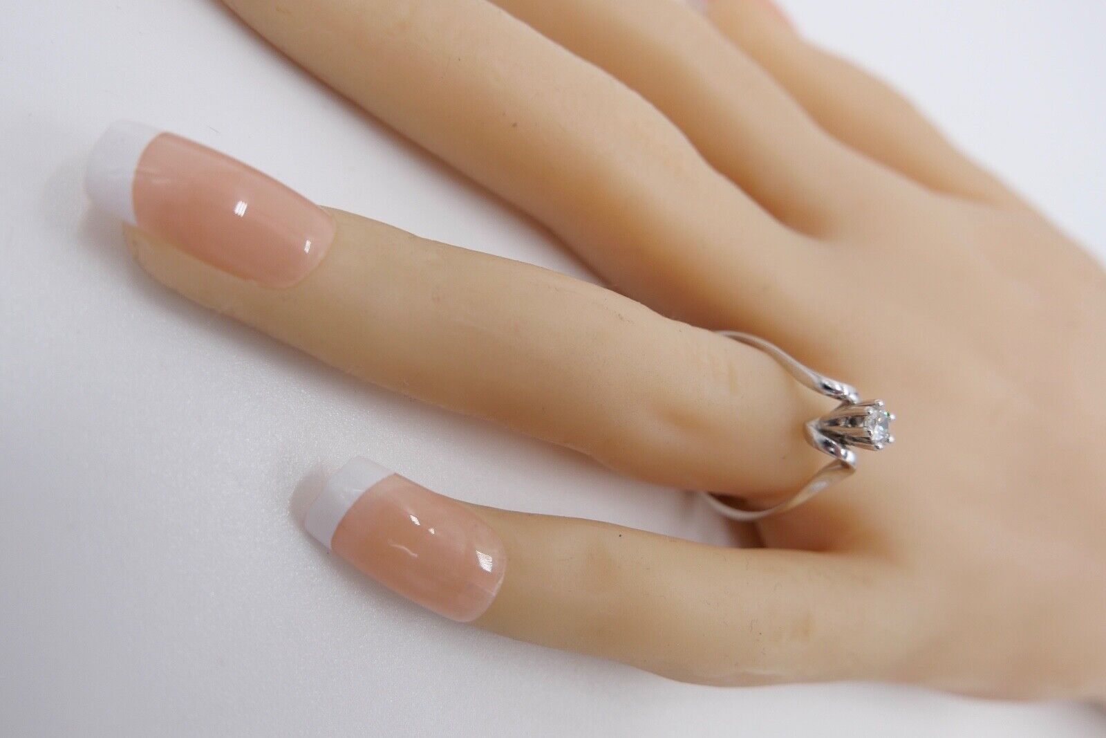 1980er geschwungener Solitär Ring Weißgold Gold 585 14K Brillant 0,20 Ct Gr. 60 - Antikhandel-Stuttgart