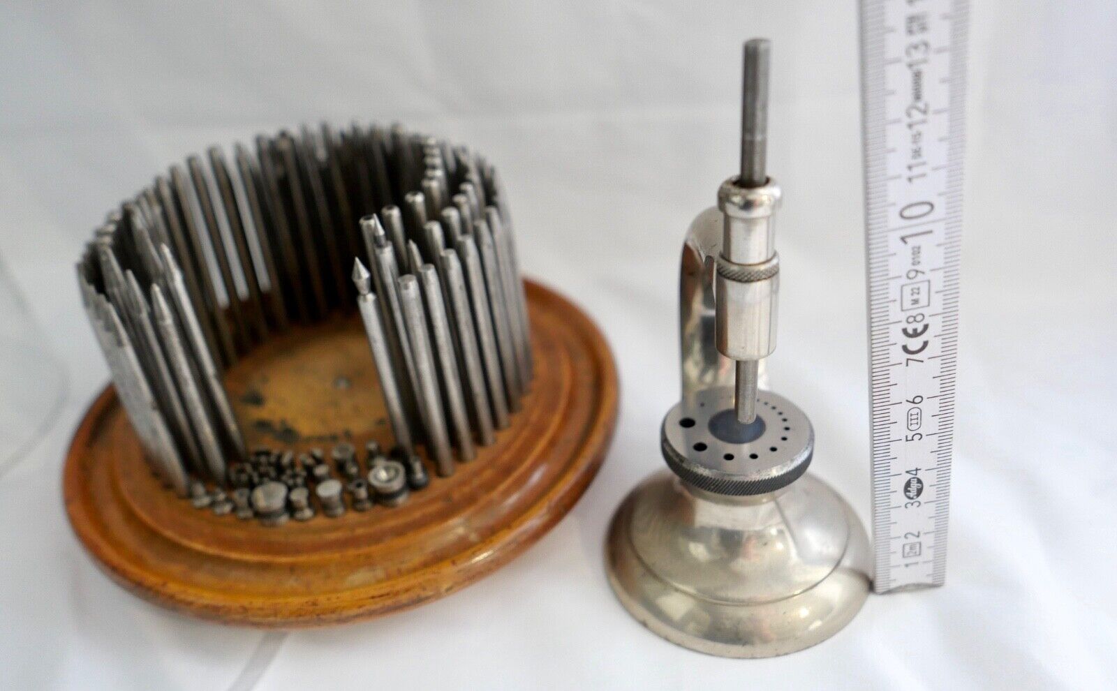 Altes Uhrmacherwerkzeug Triebnietmaschine hinter original Glaskuppel - Antikhandel-Stuttgart