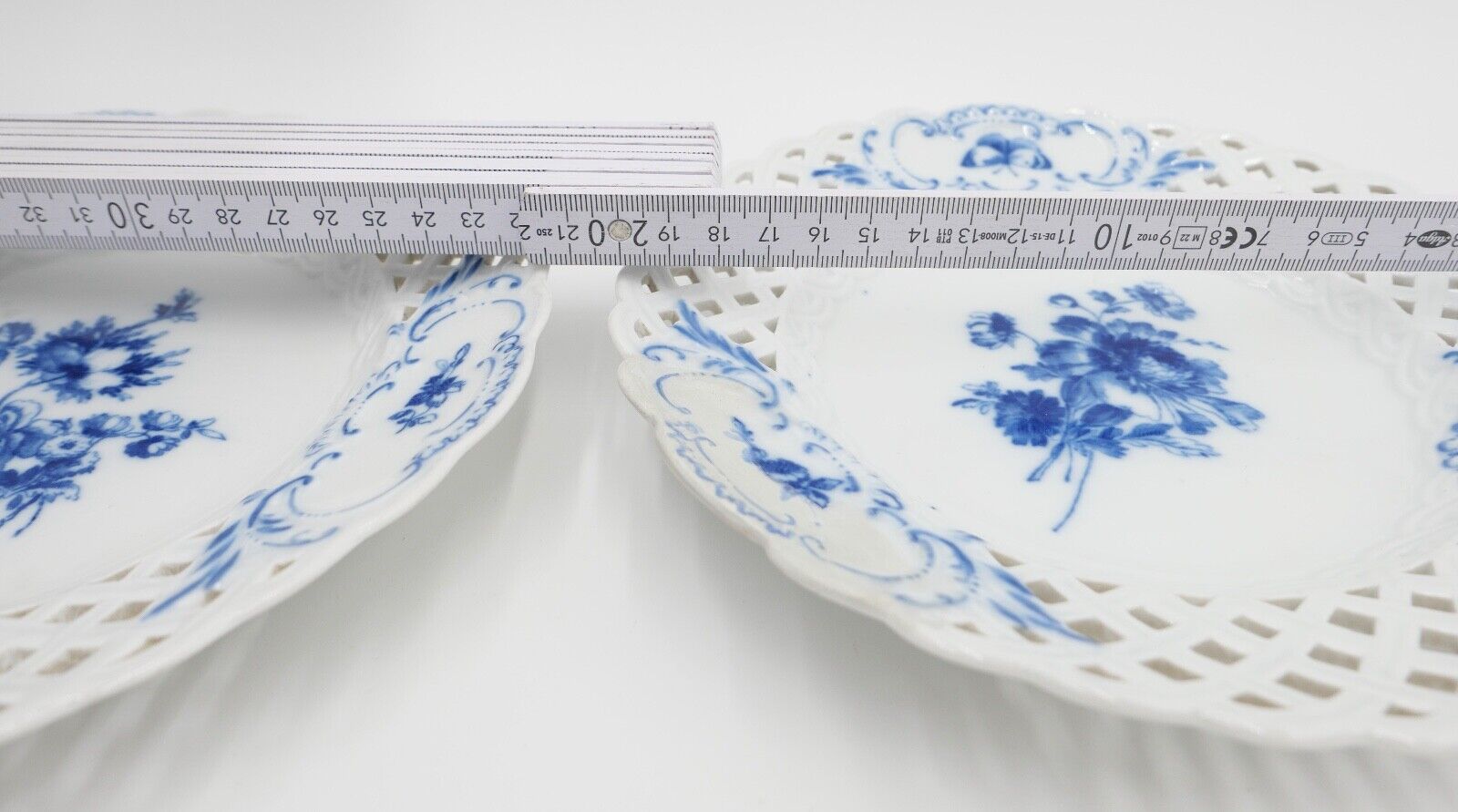 2x Meissen Durchbruchteller Wandteller Ø 20,5 cm blaue Blume Knaufzeit - Antikhandel-Stuttgart