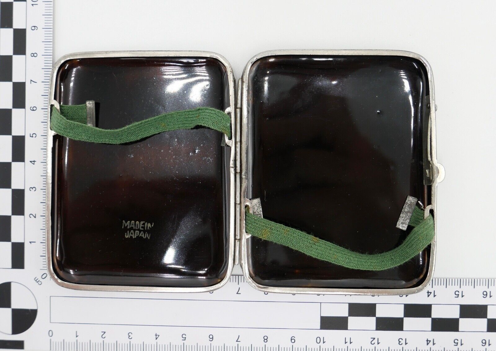 1950er Jahre Zigarettenetui MADE IN JAPAN Fuji im Hintergrund - Antikhandel-Stuttgart