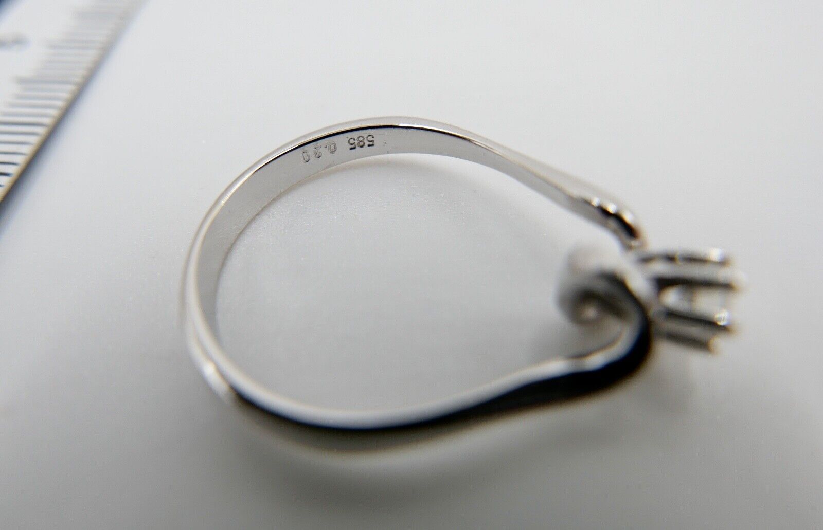 1980er geschwungener Solitär Ring Weißgold Gold 585 14K Brillant 0,20 Ct Gr. 60 - Antikhandel-Stuttgart