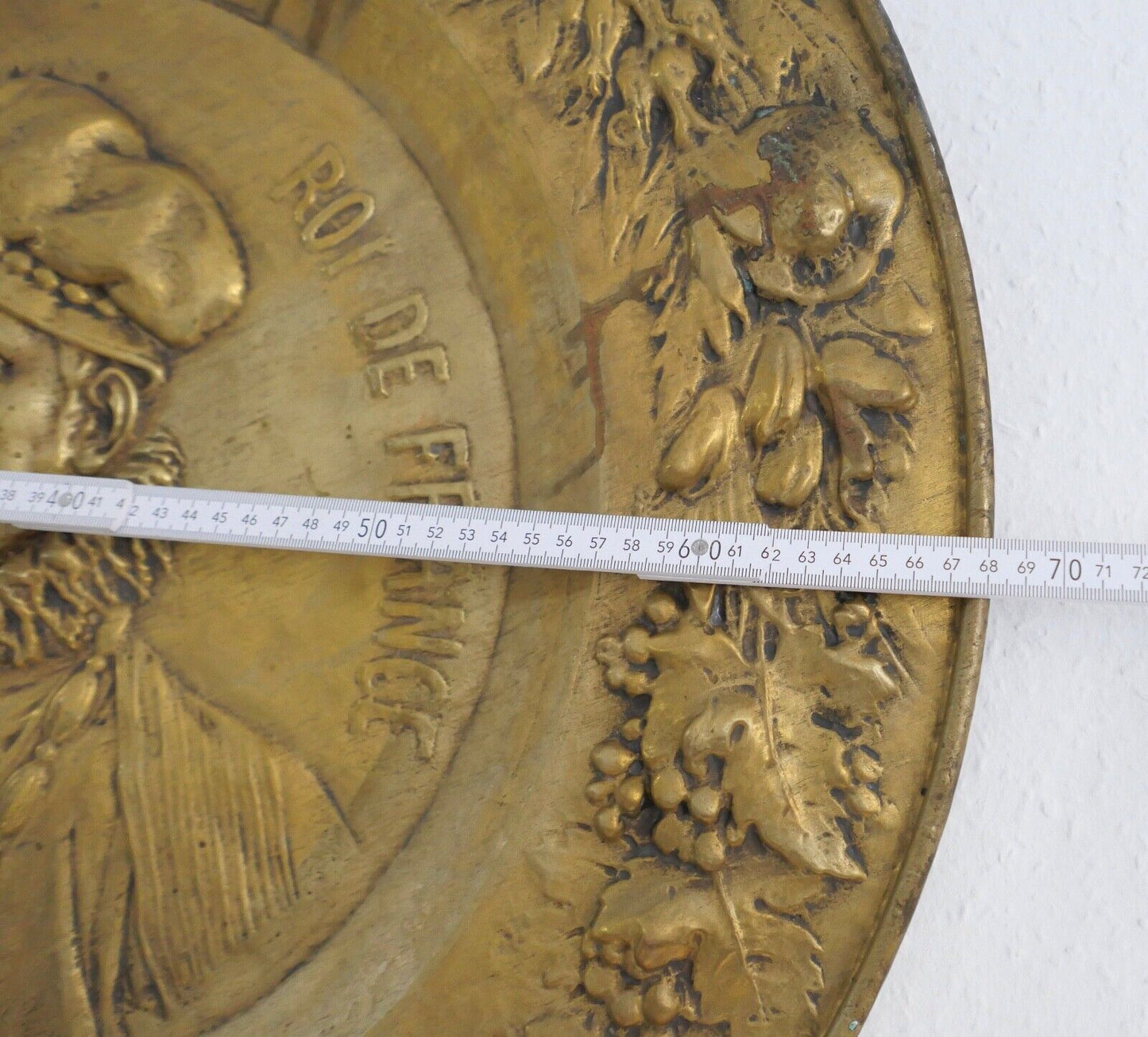 alte französische Repousse Messing Bronze Hängeplatte CHARLES IX Ø 69cm - Antikhandel-Stuttgart