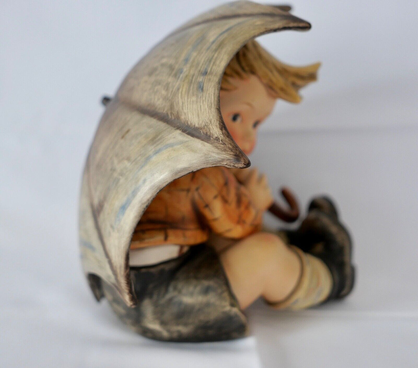Große Hummel Goebel Figur 20 cm 152/IIA Junge Regenschirm Umbrella Boy Geborgen - Antikhandel-Stuttgart