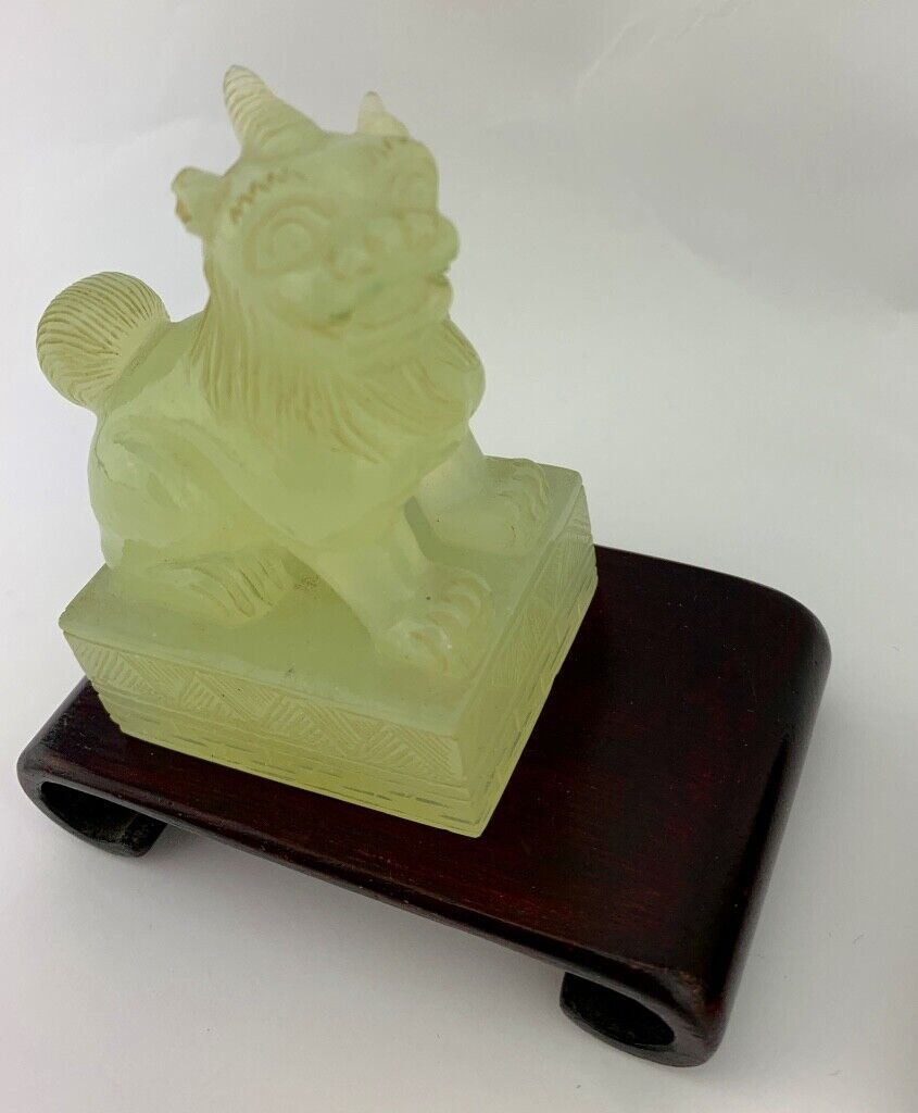 2 alte China vermutlich Glas Löwe Figur auf Holzsockel 8,5 cm ( in Jade Optik ) - Antikhandel-Stuttgart